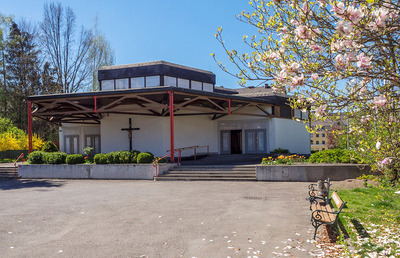 Die moderne Pfarrkirche in Niklasdorf wurde von 1969 bis 1971 nach Plänen des Leobener Architekten Josef Hinger erbaut. 